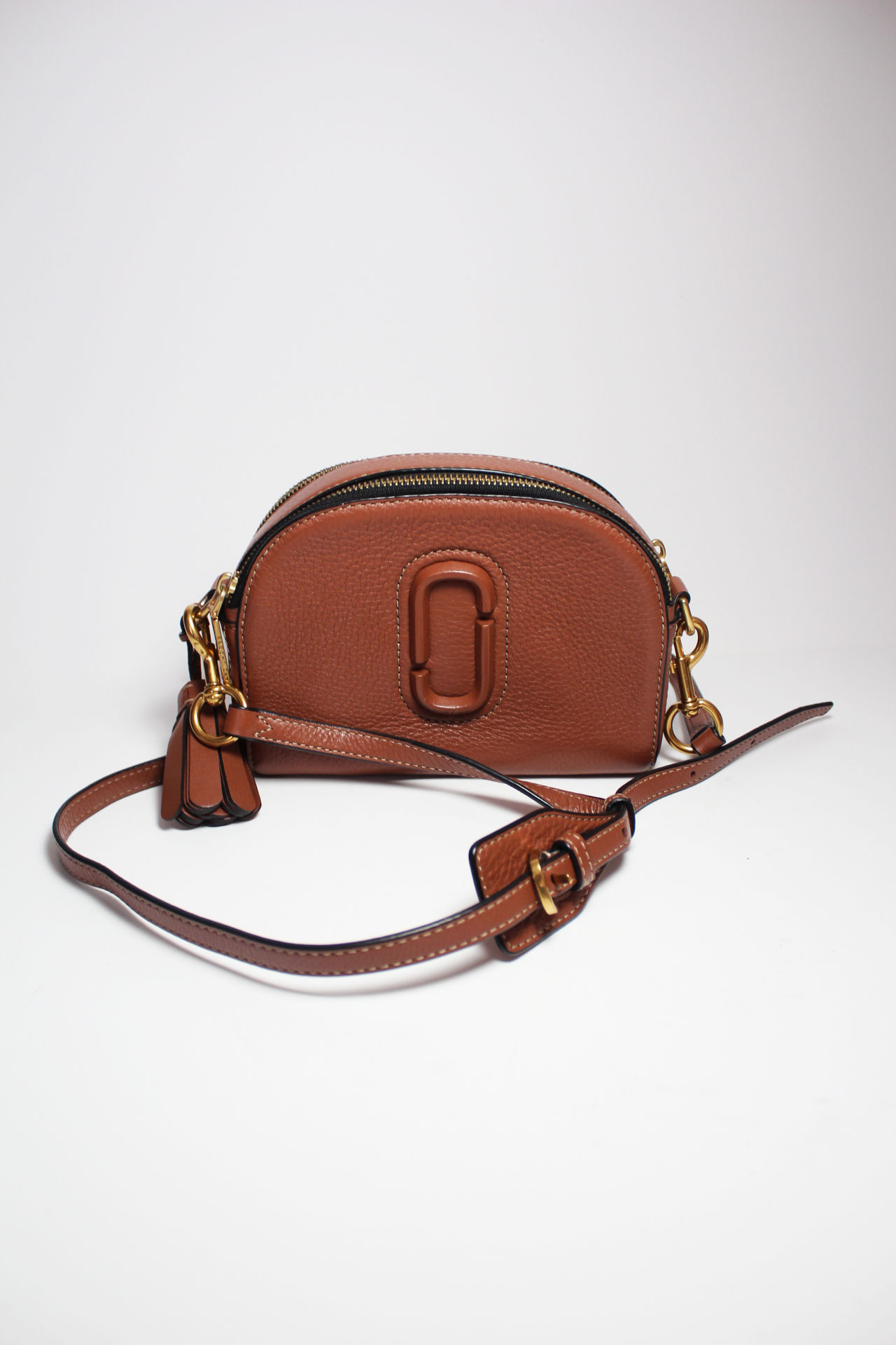 𝗠𝗔𝗥𝗖 𝗝𝗔𝗖𝗢𝗕𝗦 LEATHER SHUTTER CROSSBODY BAG