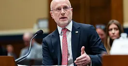 F.C.C. Chair Threatens to Revoke Broadcasters’ Licenses Over War Coverage