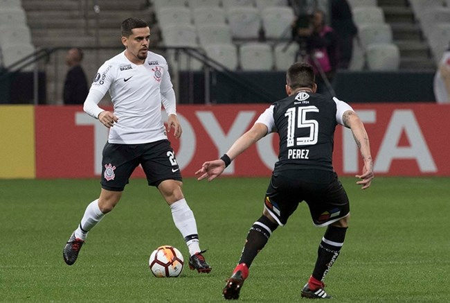 Corinthians vence Colo-Colo em Itaquera, mas é eliminado por gol qualificado dos chilenos