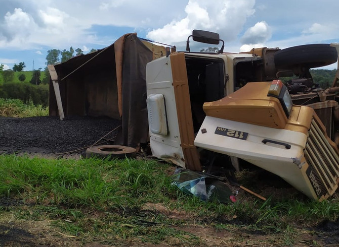Carreta carregada com minério tomba na MG-050 entre Divinópolis e Itaúna