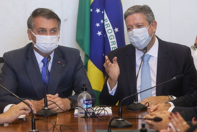 Presidente Bolsonaro entrega medida provisória do novo Bolsa Família