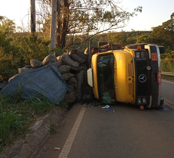 Caminhão carregado com carvão tomba na BR-352 em Pitangui
