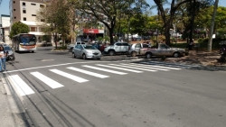 Prefeitura de Itaúna inicia pintura de faixas na Praça Doutor Augusto Gonçalves