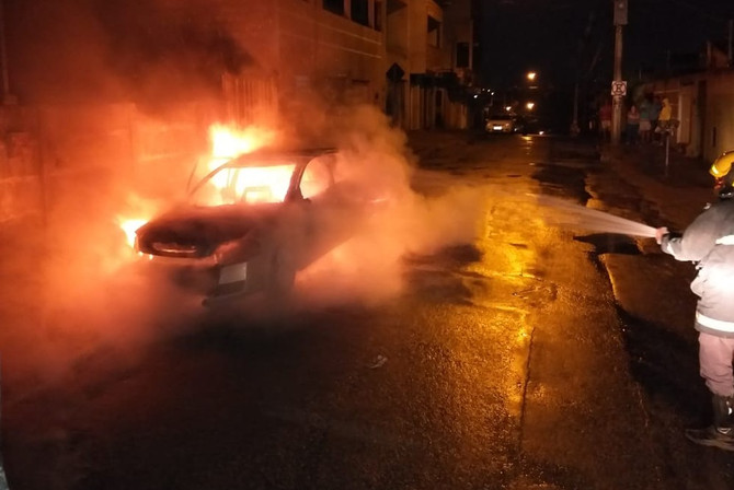 Casal e bebê saem ilesos após carro pegar fogo em Nova Serrana