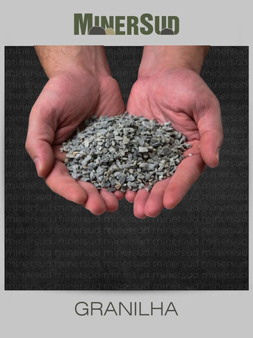 Mãos segurando um pouco pedra brita pequenas chamada de granilha, em um fundo escuro com marca d'agua "minersud"
A granilha é um material à base de rochas moídas. Utilizada na fabricação de artefatos de concreto, blocos intertravados e lama asfáltica. Versátil na decoração de ambientes internos e externos, além de peças cerâmicas, proporcionando propriedades antiderrapantes ao produto final. Sua composição granular confere uma textura única e um visual elegante a calçadas, pisos e áreas de lazer, tornando-se uma escolha popular em projetos de paisagismo urbano e residencial. Além disso, a granilha apresenta grande resistência ao desgaste e à intempérie, garantindo durabilidade e baixa necessidade de manutenção ao longo do tempo. Devido à sua vasta gama de cores e tamanhos de grãos, a granilha permite uma ampla variedade de designs e aplicações, desde ambientes mais modernos e minimalistas até espaços mais rústicos e tradicionais.