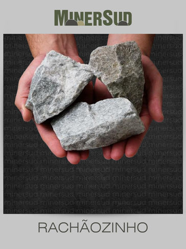 Mãos segurando um pouco de pedra média, maior que a brita chamada Rachãozinho, em um fundo escuro com marca d'agua "minersud"
O rachãozinho é essencial na construção civil para estabilização de solo, concreto ciclópico, filtros de decantação de dejetos sanitários, e drenagem em diversos contextos, incluindo drenos sépticos e fossas. Devido ao seu tamanho e formato, o rachãozinho oferece uma excelente capacidade de drenagem, sendo fundamental para evitar acúmulos de água e garantir a estabilidade do solo em diferentes projetos de construção. Além disso, o rachãozinho é uma escolha comum na construção de muros de contenção e barreiras de proteção, fornecendo resistência e estabilidade necessárias para essas estruturas. Sua utilização em filtros de decantação de dejetos sanitários contribui para a eficiência e a segurança desses sistemas, garantindo o tratamento adequado dos resíduos e a proteção do meio ambiente.