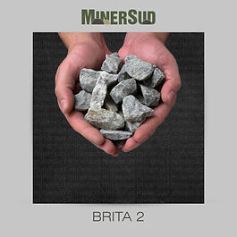 Mãos segurando um pouco de pedra brita tamanho médio chamada Pedra brita 2 ou brita 2, em um fundo escuro com marca d'agua "minersud'