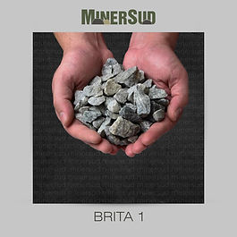 Mãos segurando um pouco de pedra brita tamanho normal chamada Pedra brita 1 ou brita 1, em um fundo escuro com marca d'agua "minersud'