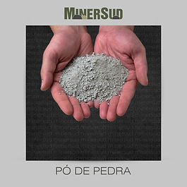 Mãos segurando um pouco de areia cinza chamada pó de pedra, em um fundo escuro com marca d'agua "minersud'