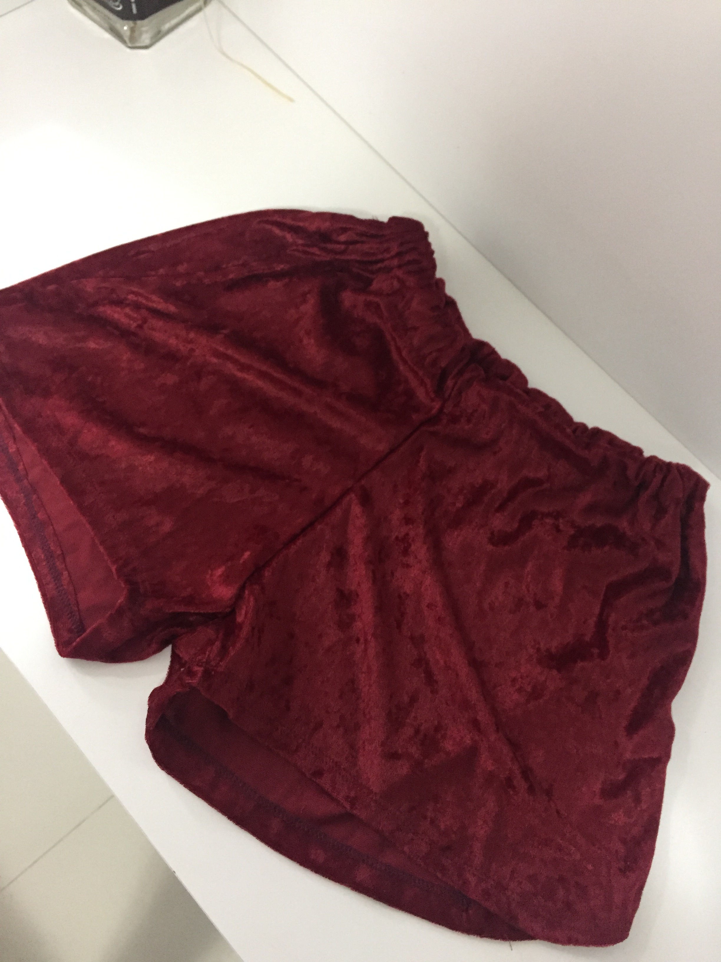 Shorts veludo molhado bordô