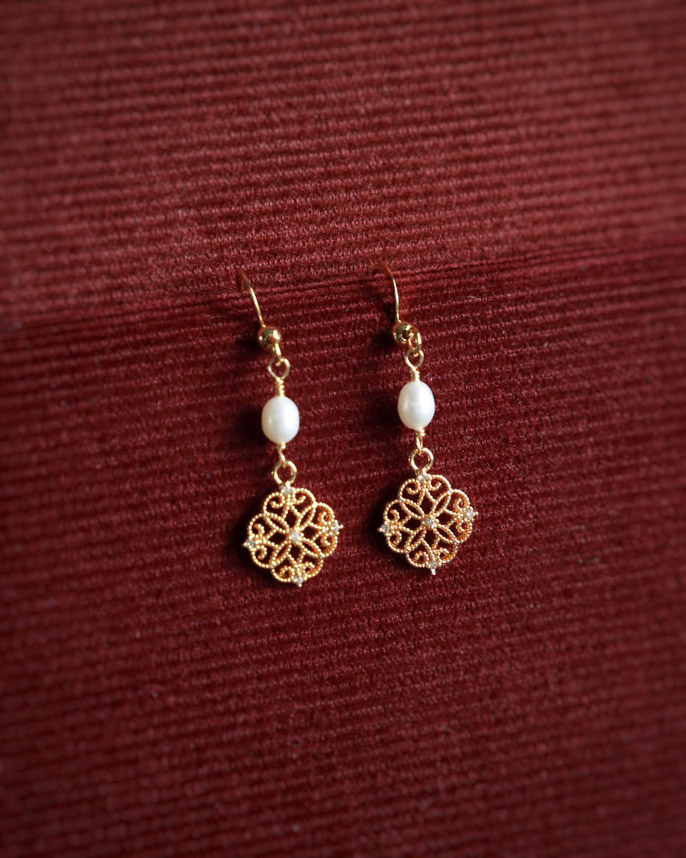 Thumbnail: Flower Pearl Earrings 