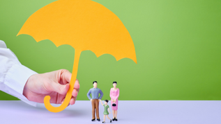 una mano che con un ombrello protegge una famiglia a simboleggiare la protezione che ti dà una polizza assicurativa