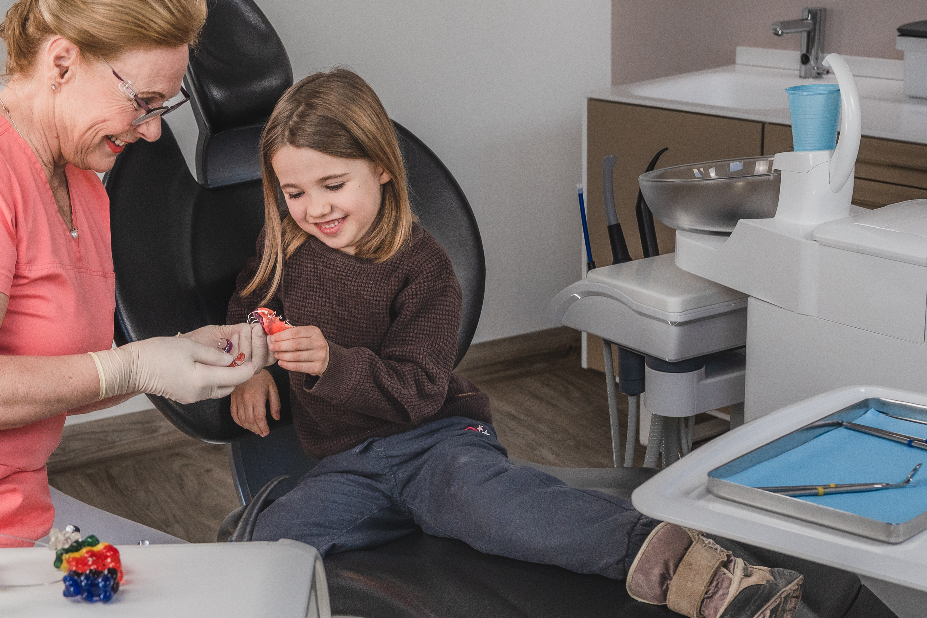 Benjamin Fellner Photography - Businessfotografie - Zahnarzt Zahn-Frey - Kind wird Zahnspange gezeigt