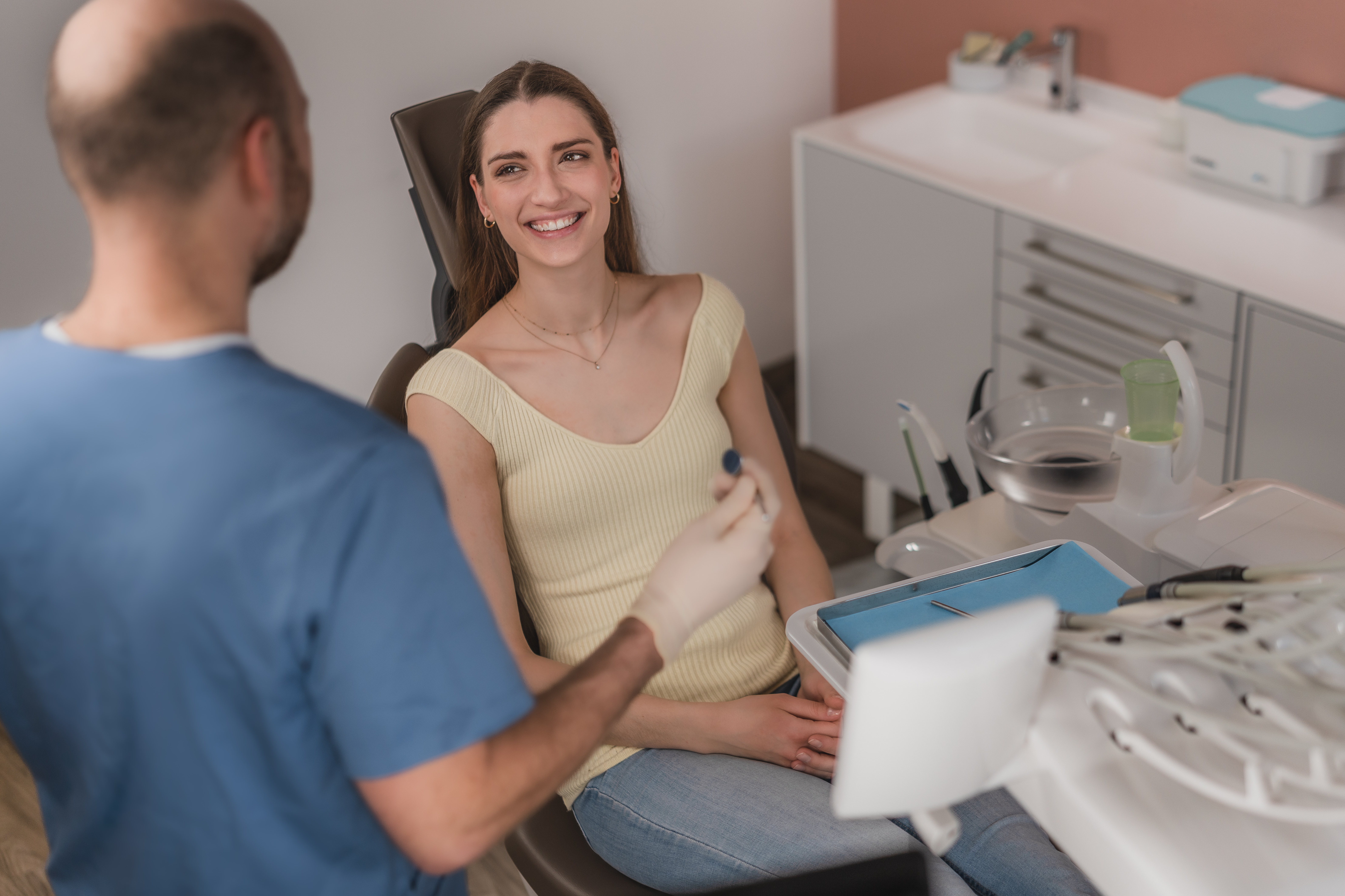 Benjamin Fellner Photography - Businessfotografie - Zahnarzt Zahn-Frey - Patientin auf Zahnarztstuhl