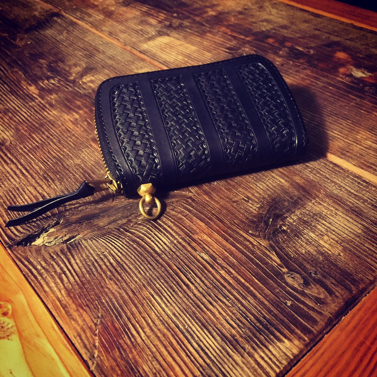 Round Zip Middle Wallet Stripe Basket BLACK