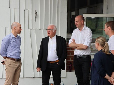 Monsieur Pierre-Emmanuel Gibson, Président du SIVOM de la Communauté du Béthunois, a rendu visite au centre de loisirs des vacances d'été organisé par le SIVOM à Lapugnoy, accompagné de Monsieur Marc-Antoine Hoinville, responsable du pôle Enfance-Jeunesse. Cette visite s’est déroulée en présence de Monsieur Alain Delannoy, Maire de la commune de Lapugnoy.