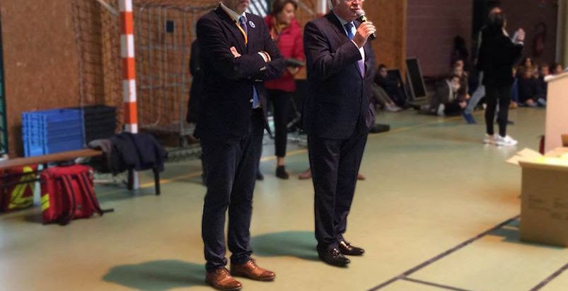 Remise de 850 gilets jaunes réfléchissants aux collégiens