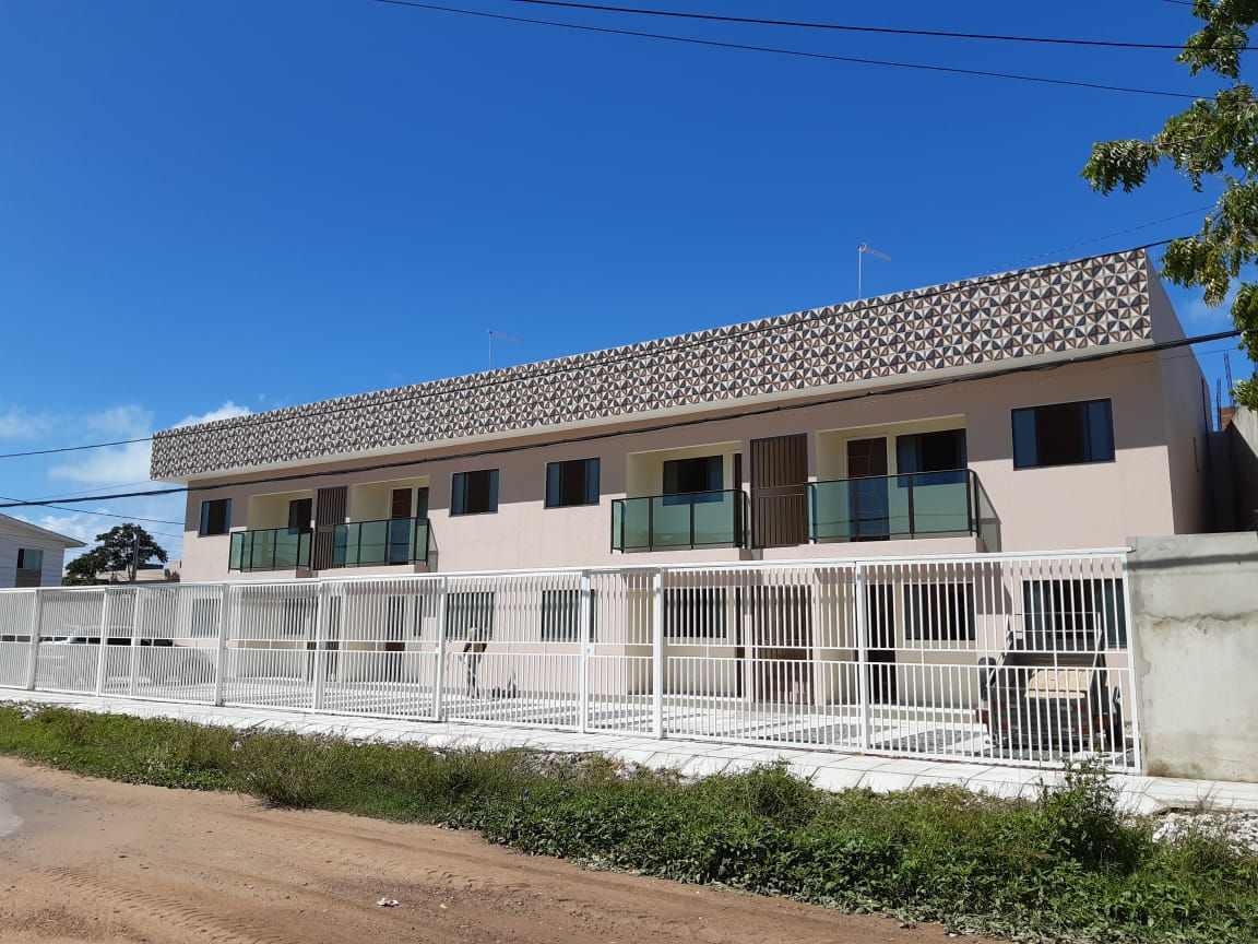 Casa estilo privê com cobertura coletiva .