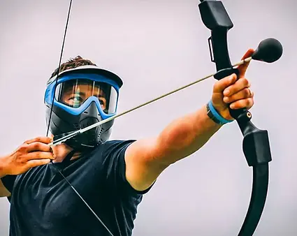 Momento de acción durante un juego de Archery Tag para eventos