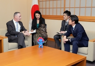米国議員の通訳の写真.png