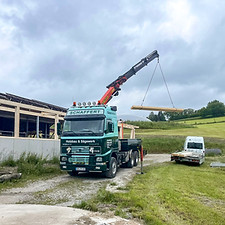 Mobilkran Palfinger auf Volvo 3-Achs-Zugmaschine - zum Verleih bei der Schaffert Holzbau GmbH