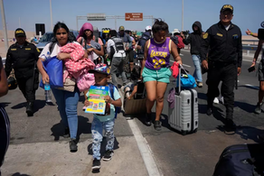 Cientos de migrantes abandonan el país ante cambios en la ley de migraciones