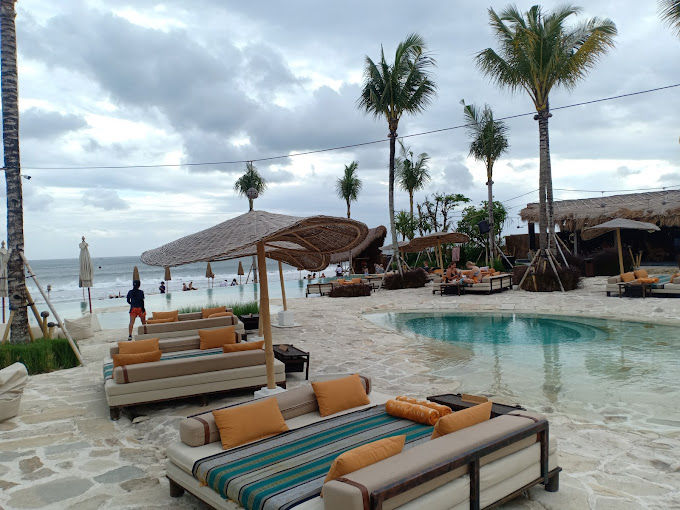 Mari Beach Club