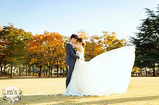 紅葉の中のフォトウェディング