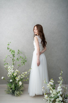 ウェディングドレスを着た女性