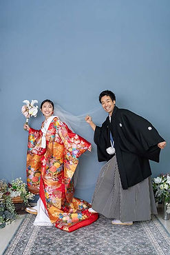 松本のスタジオで、色打掛にベールを合わせた花嫁と紋付袴の新郎の和装前撮り