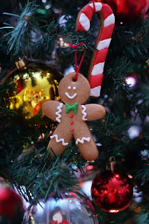 boneco de gengibre em arvores de natal