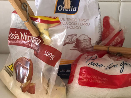 saquinhos de alimentos com pregador de roupas