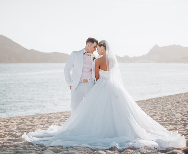 Golden Hour Sunset Wedding in Cabos San Lucas Beach | Destination wedding | best wedding photographer | Vancouver wedding photographer