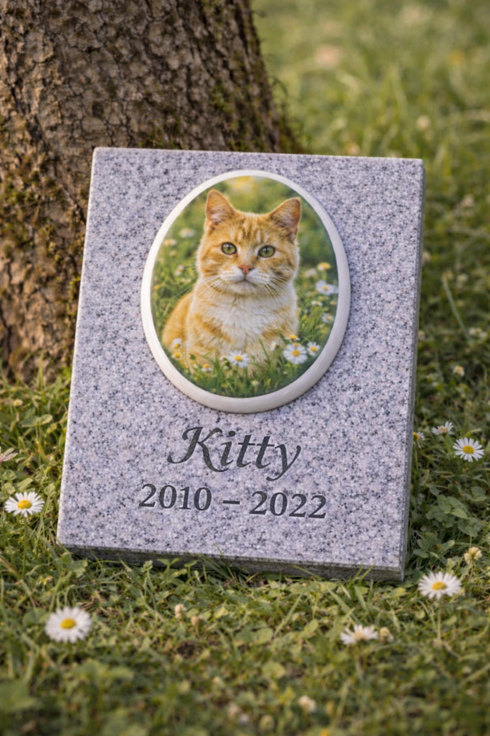 Placă memorială dreptunghiulară din granit gri, cu fotoceramică ovală și text gravat pentru animale