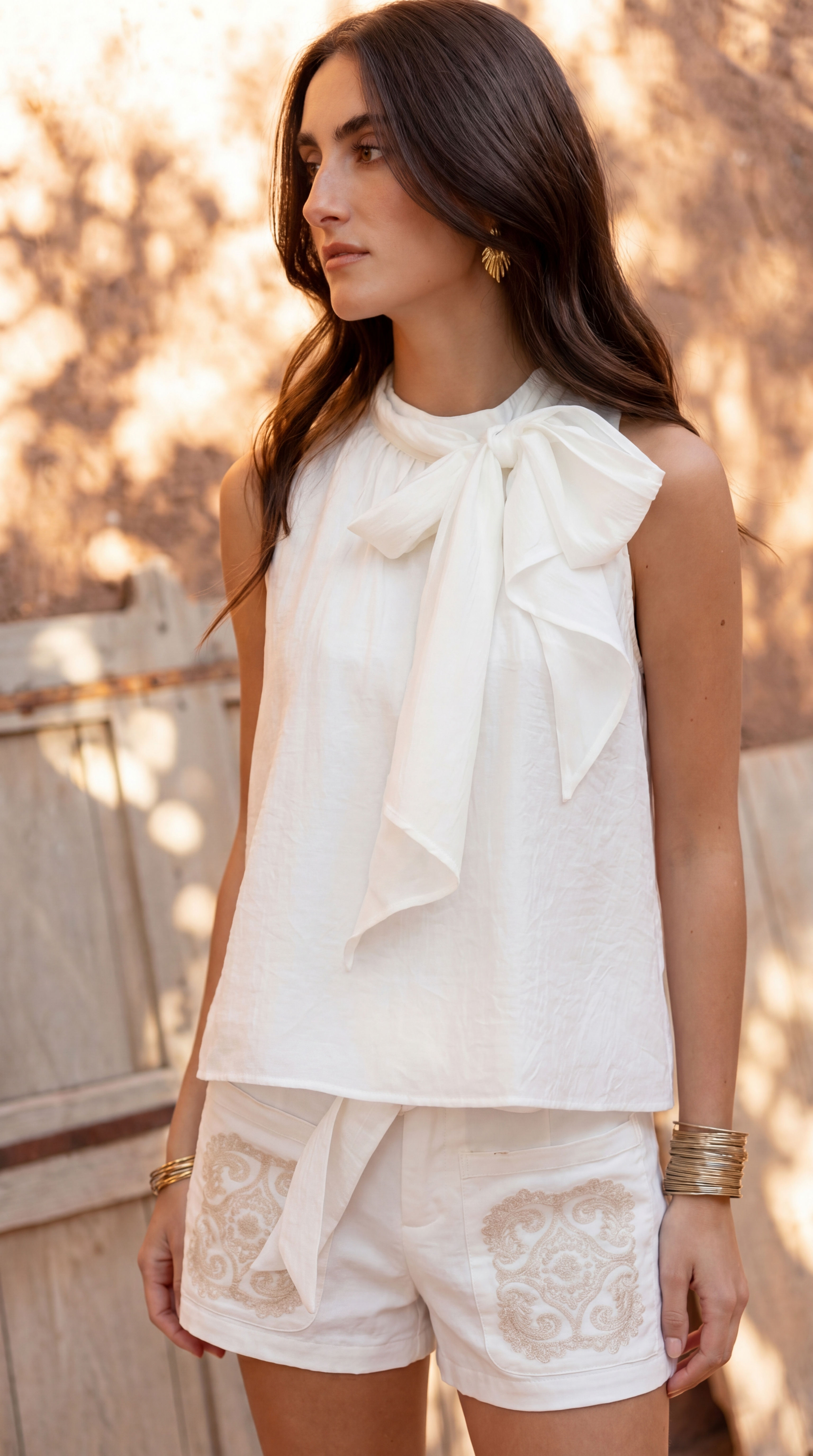 Blusa in tessuto fluido e leggero con foulard