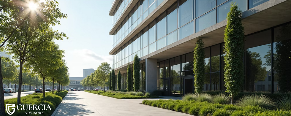 Vista lateral de edificio corporativo con paneles solares y jardines verticales