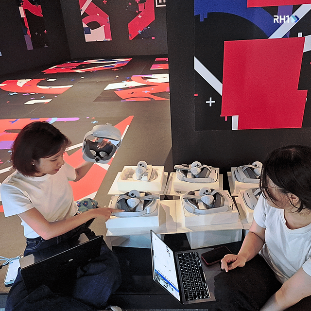 RH1 team connected the VR headset on-site at Alma Resort 