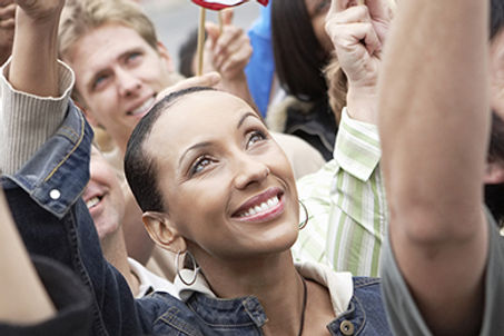 multitud patriótica feliz