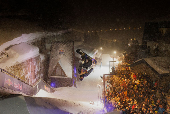 Jibbing bajo la tormenta: Red Bull Night Rider firma otra noche épica en Grandvalira