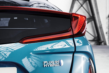 2016-toyota-prius-plug-in-hybrid-06.jpg