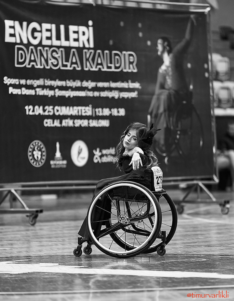 Engelleri Dansla Kaldır etkinliğinde tekerlekli sandalyeli dansçı