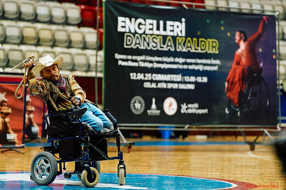 Tekerlekli sandalyede kovboy kostümlü paradans sporcusu