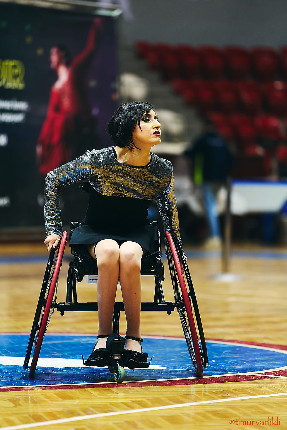 Tekerlekli sandalyede dans eden kadın sporcu