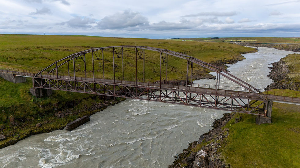 映画「LIFE!」に一瞬登場し主人公の名前から通称が付いた「Walter Mitty Bridge」