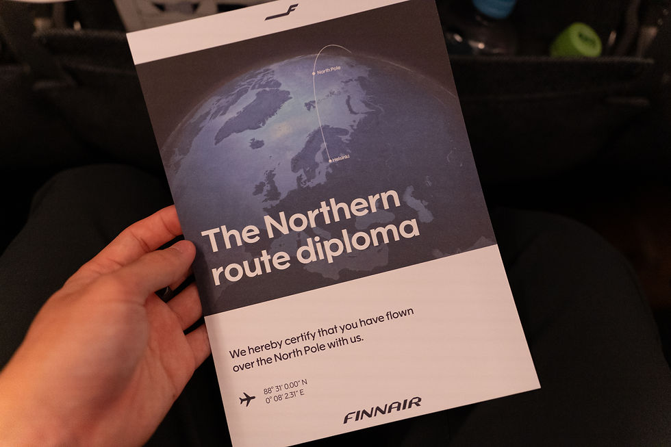 ウクライナ侵攻を受けて最短ルートであるロシア上空の航路が取れず、北極経由でのルートになったことで生まれた「北極通過証明」記念品。