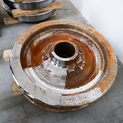 Laserové čištění rezavé kovové součásti