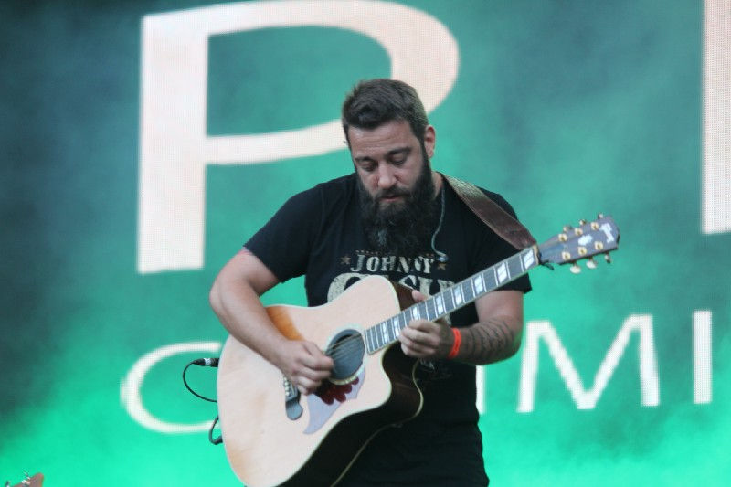 Piti despuntando el vicio, “me metí presión a la hora de tocar la guitarra que es un metejón que tenía desde que estudié guitarra desde chico“ // Ph. Adriana Fumazoni