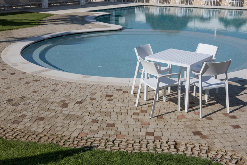Pavimentazione in area piscina con soluzione personalizzata