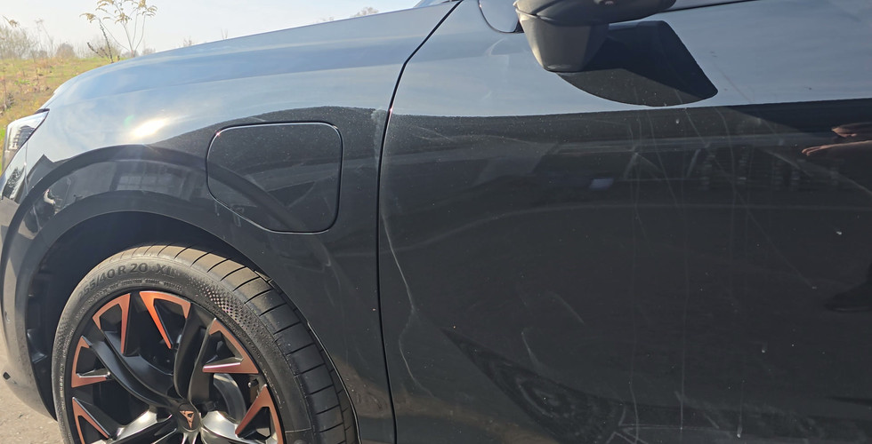 Schlechte Autopolitur mit sichtbaren Hologrammen und Kratzern im Lack durch falsche Polieren.