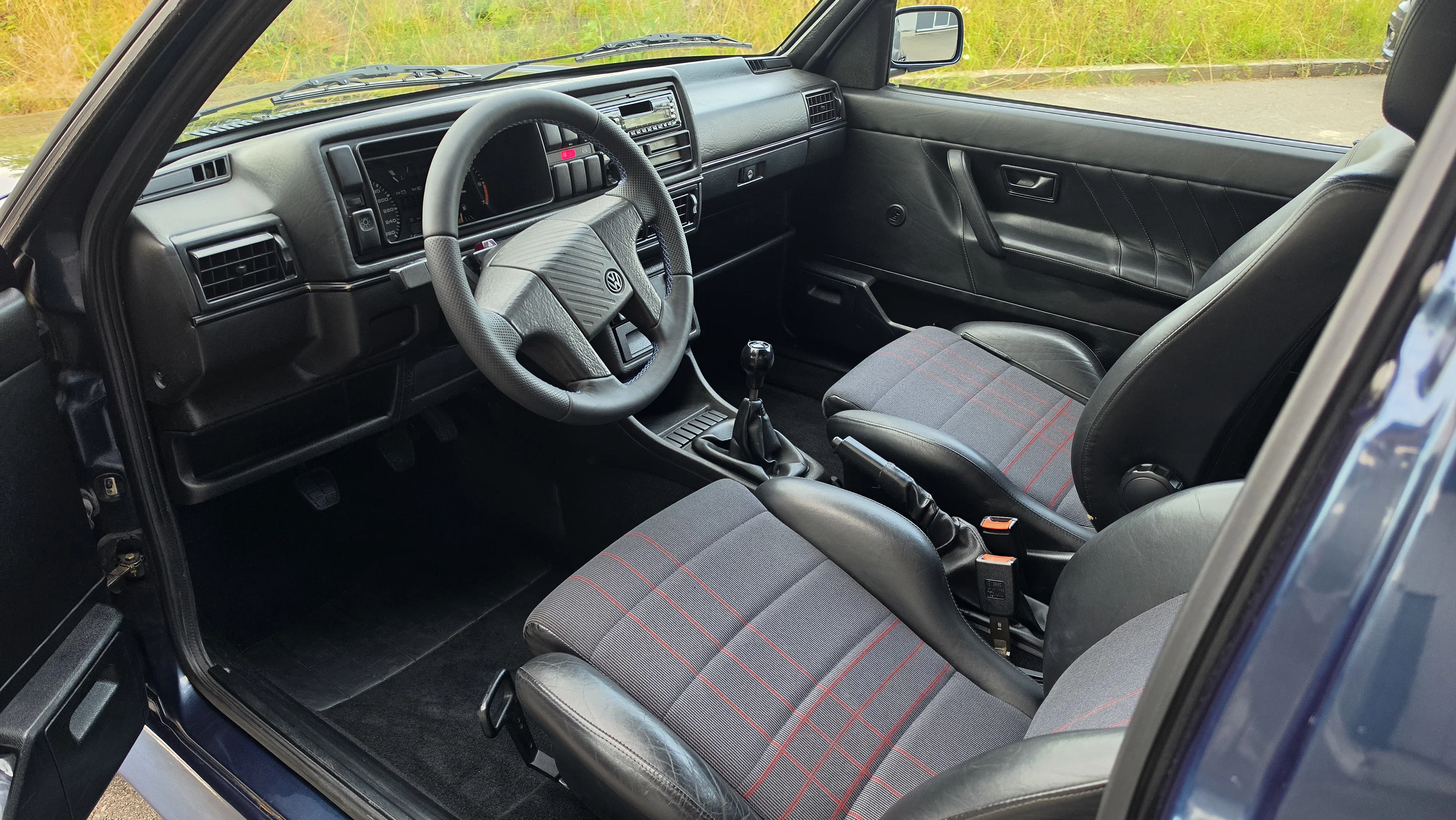 Gepflegter Innenraum des VW Rallye Golf 2 mit Leder-Recarositzen